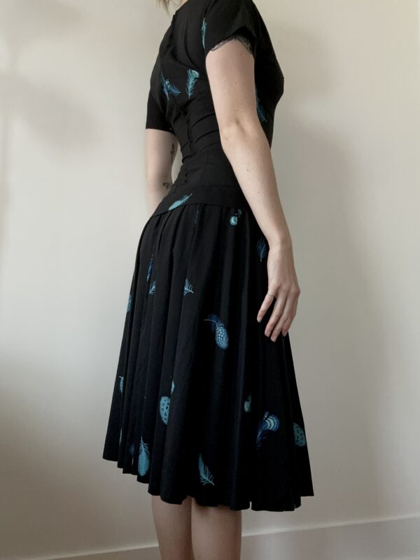 1950s Feather Print Drop Waist Dress - Image 4